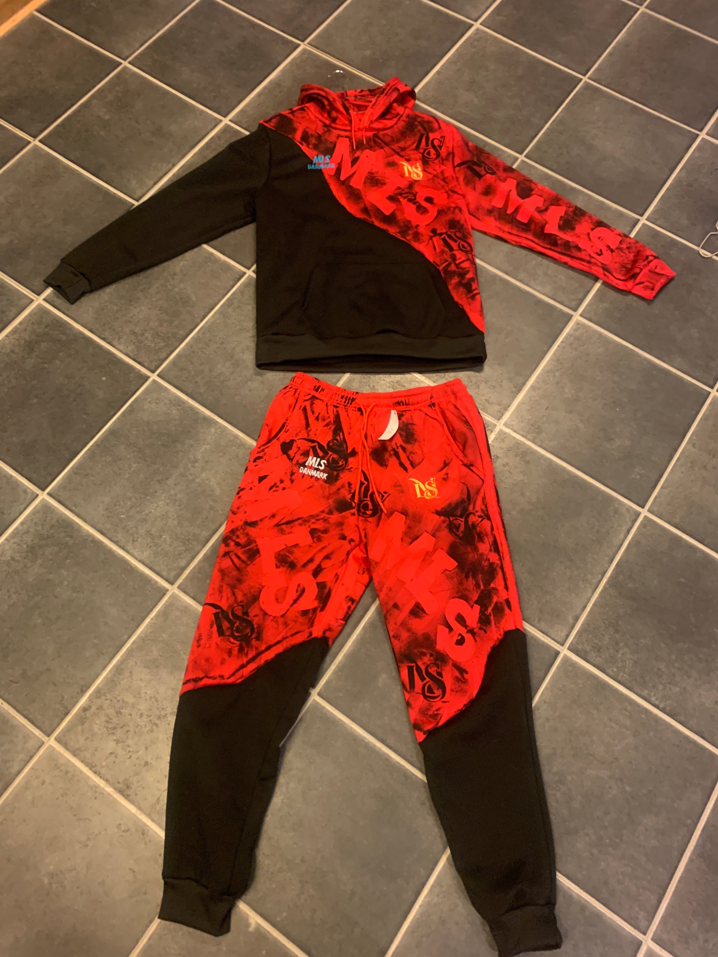 Todelt farvedesign (Rød/Sort). Kraftig . Markant look.