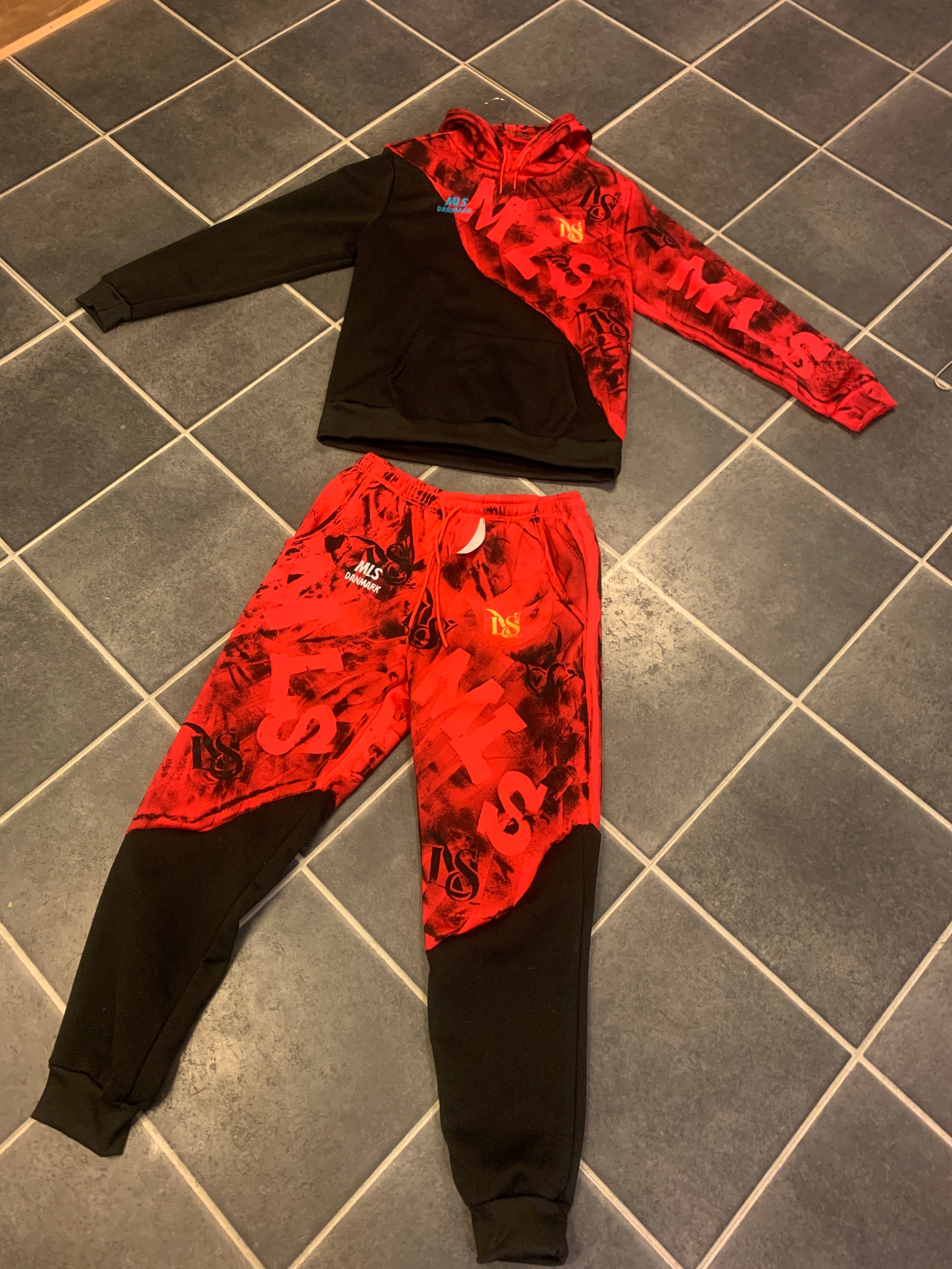 Todelt farvedesign (Rød/Sort). Kraftig . Markant look.