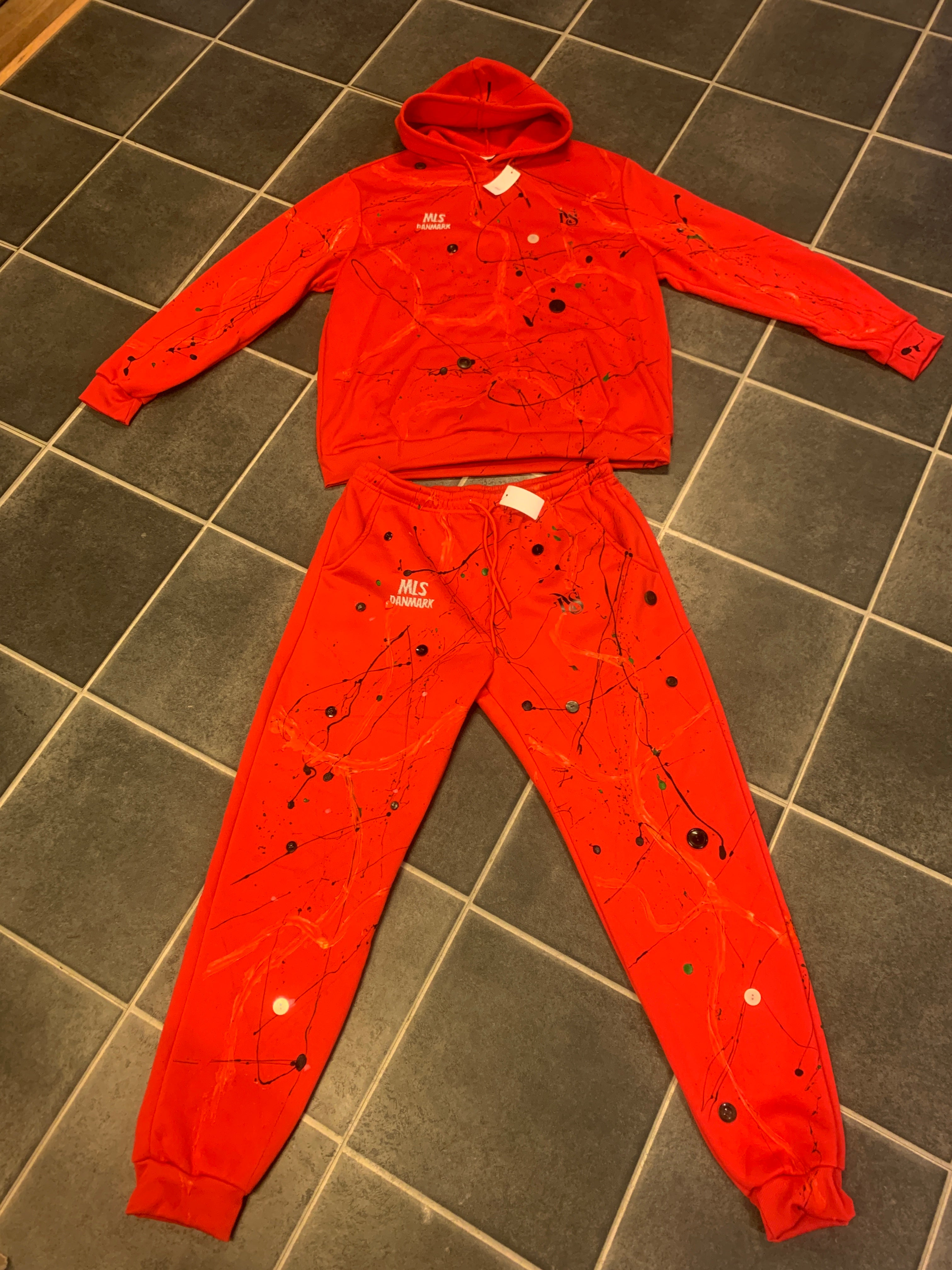 Håndmalet splatter-effekt. Oversize fit. 100% dansk design.